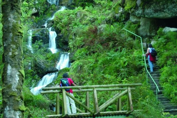 Zwei Wanderer bei den Gertelbach-Wasserfällen in Bühlertal