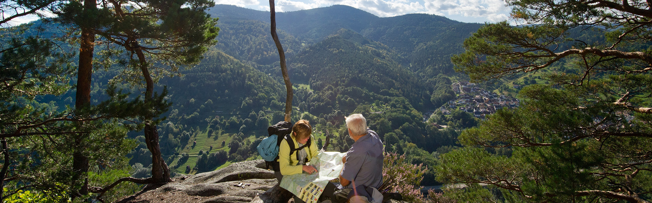 Zwei Wanderer machen eine Pause auf dem Füllefelsen im Murgtal und genießen die traumhafte Aussicht